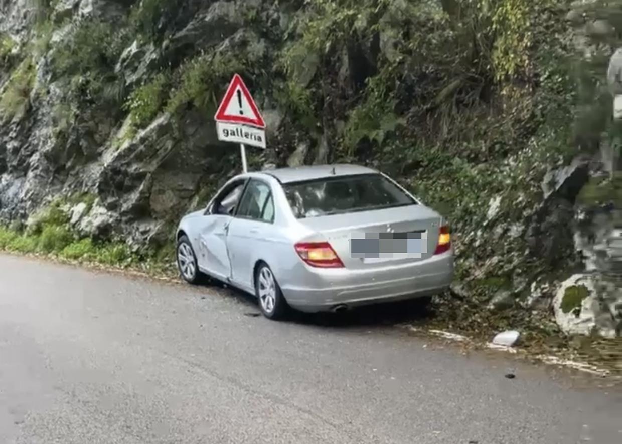 Mingardina, auto sbanda e si schianta contro le rocce