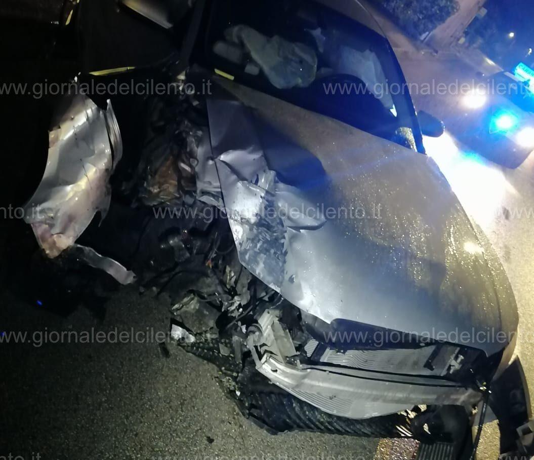 Sala Consilina, auto sbanda e colpisce cabina gas