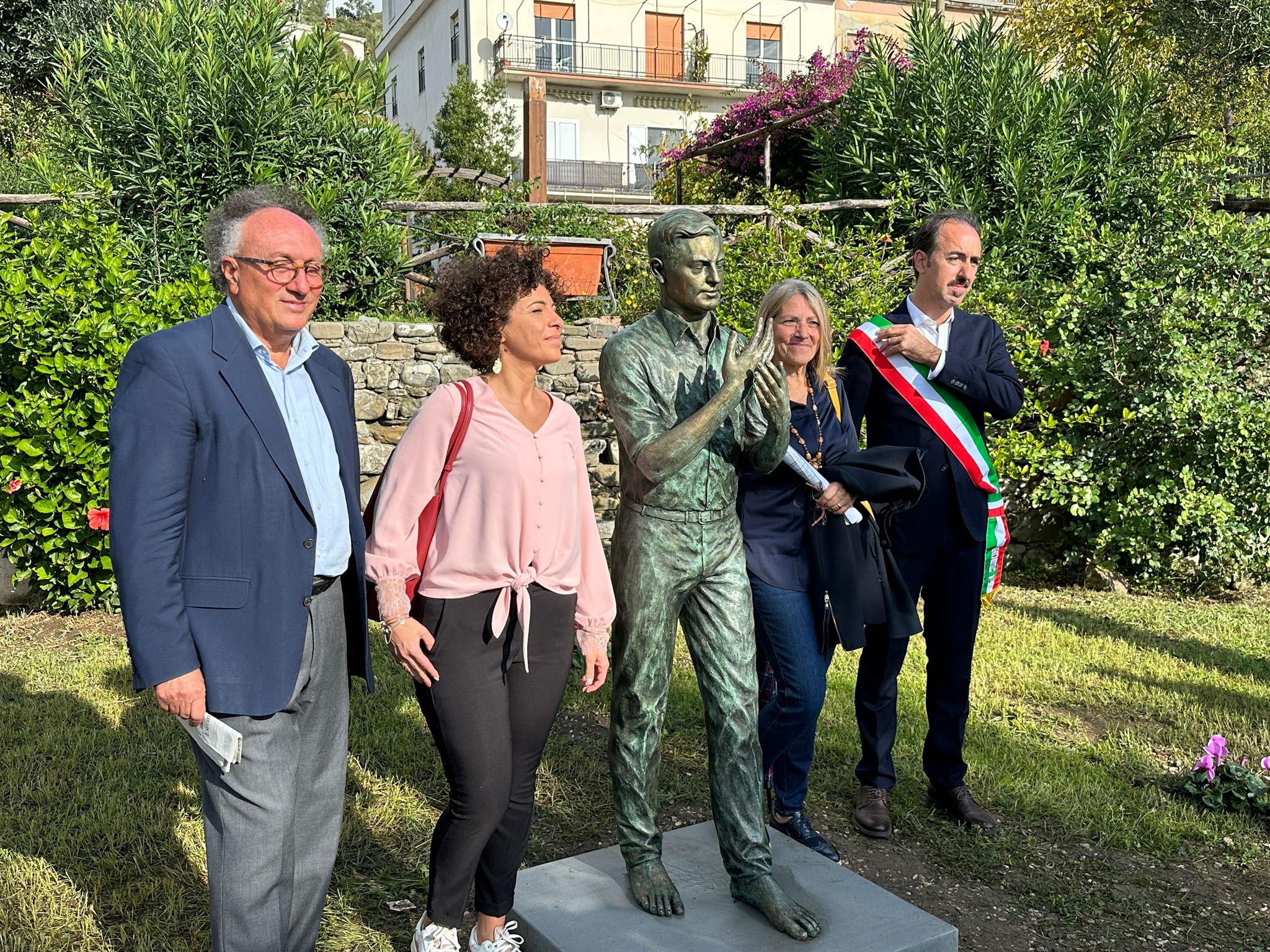 Inaugurata a Pioppi la statua di Ancel Keys, in serata nominati i quattro ambasciatori della Dieta Mediterranea