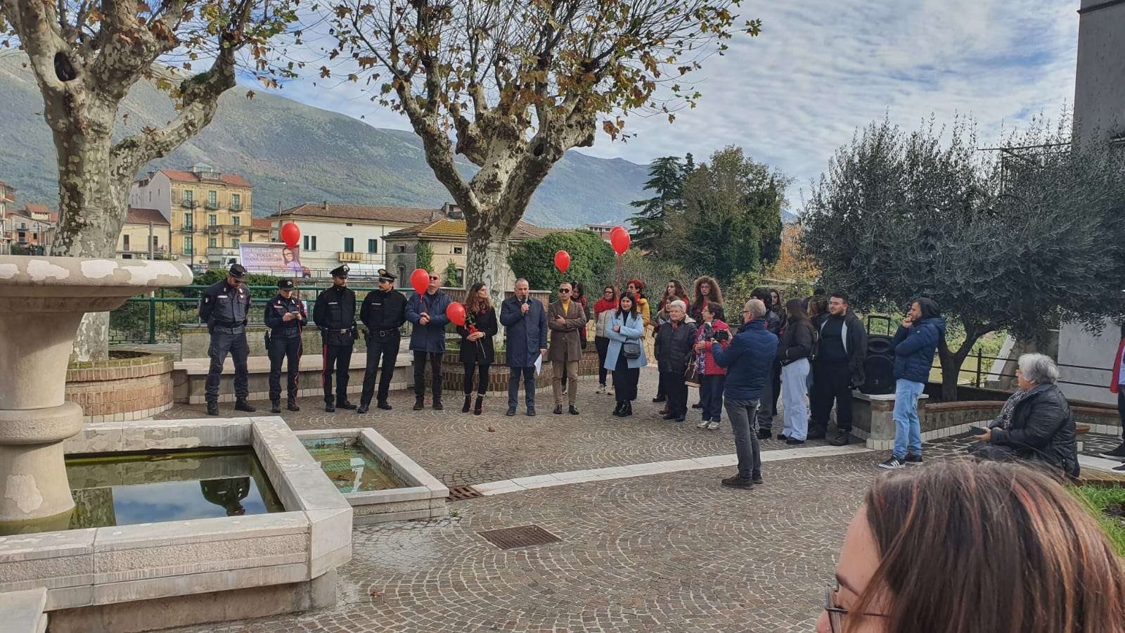 Polla, piazza si tinge di rosso per dire «no» alla violenza sulle donne