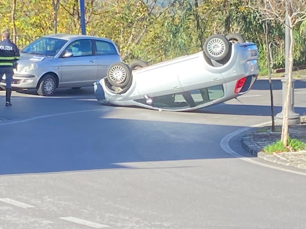 Vallo della Lucania, incidente in centro: auto si ribalta