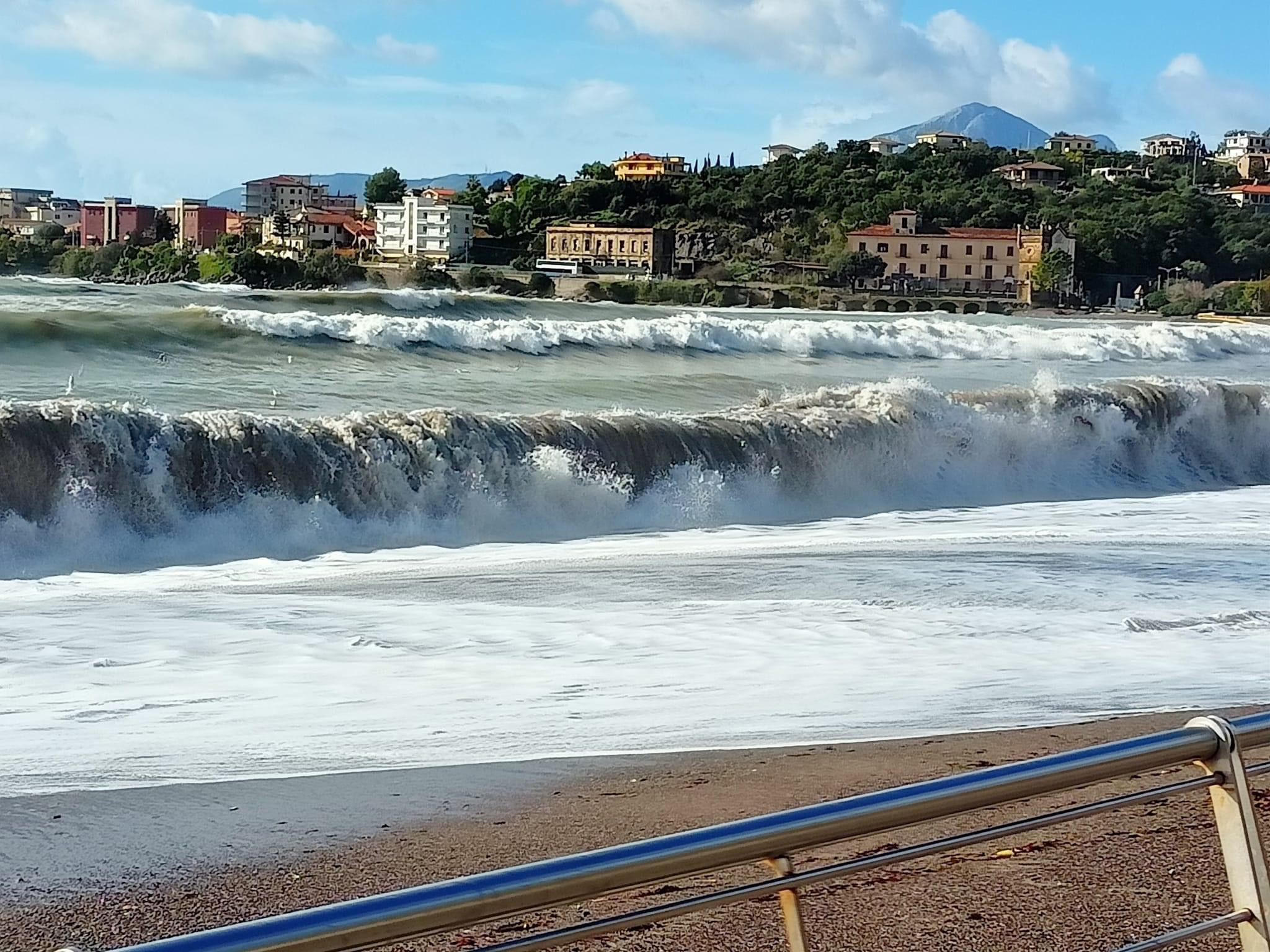 «Aiuto, uomo tra le onde», 50enne “salvato” a Sapri ma stava solo facendo il bagno