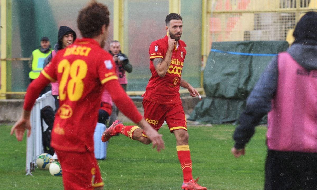 Calcio, Lega Pro: la capolista è troppo forte, la Gelbison ne prende tre | Highlights