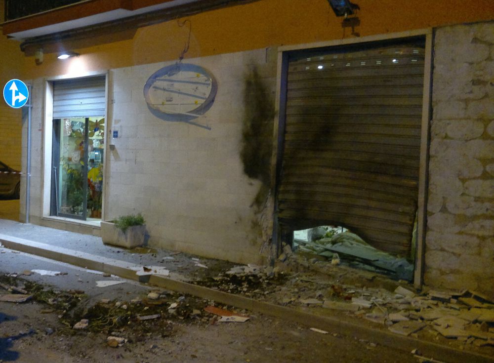 Cilento, bomba nel negozio dei fiori: atto intimidatorio. Indagano i carabinieri