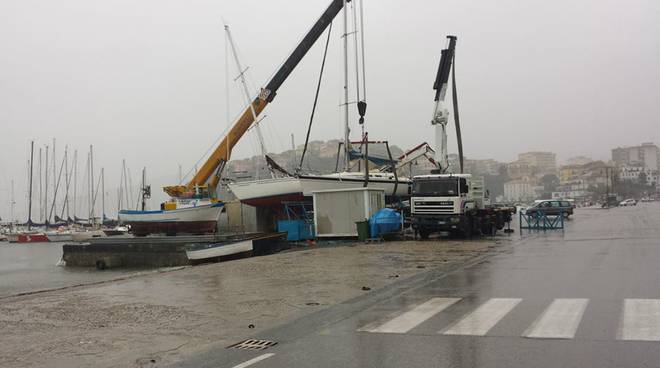 Onde alte fino a 5 metri, chiuso il molo del porto di Agropoli