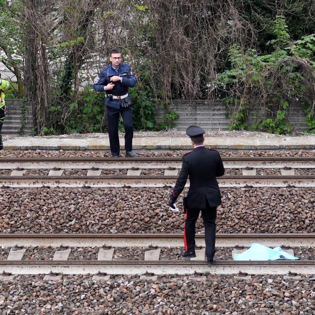 Cammina a piedi sui binari: disagi e ritardi per treni diretti in Cilento