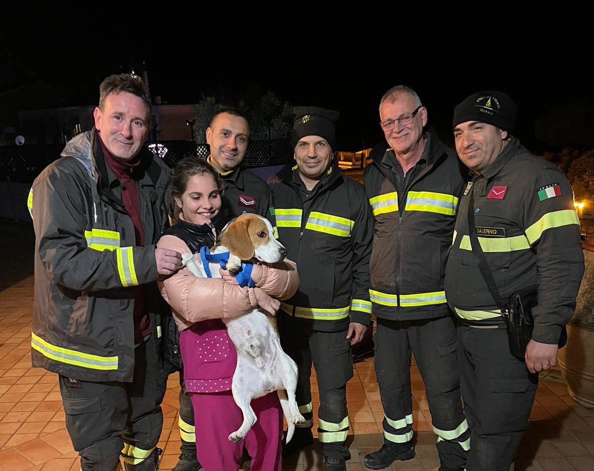 Palinuro, cucciolo resta incastrato in un cunicolo: salvato dai vigili del fuoco