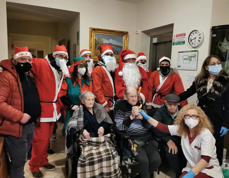 Vespa club Caggiano dona poltrona e regali agli anziani della casa di riposo di Salvitelle