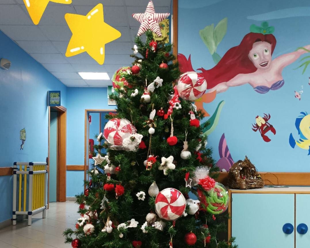 Sapri, gli alberi di Natale creativi nei reparti dell’ospedale Immacolata | FOTO