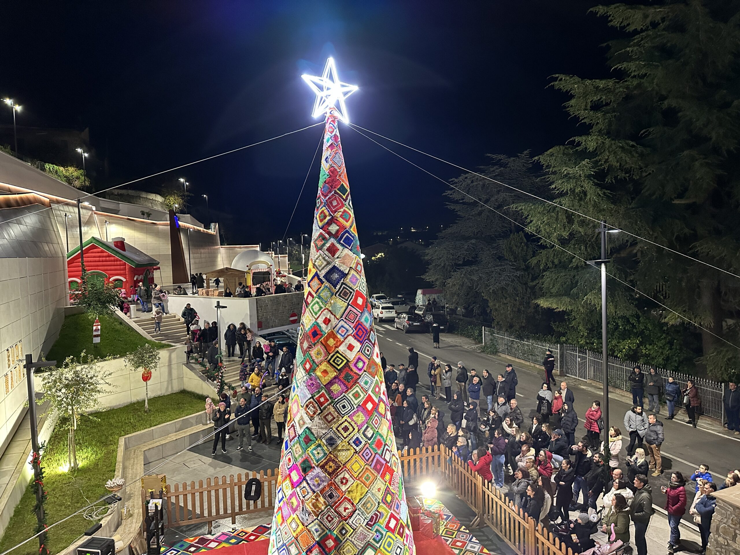 Si accende la magia del Natale a Rutino, inaugurato l’albero all’uncinetto