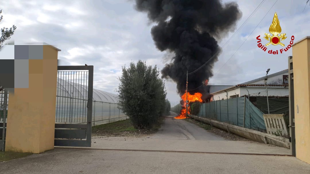 Deposito azienda agricola avvolto dalle fiamme: intervengono i vigili del fuoco