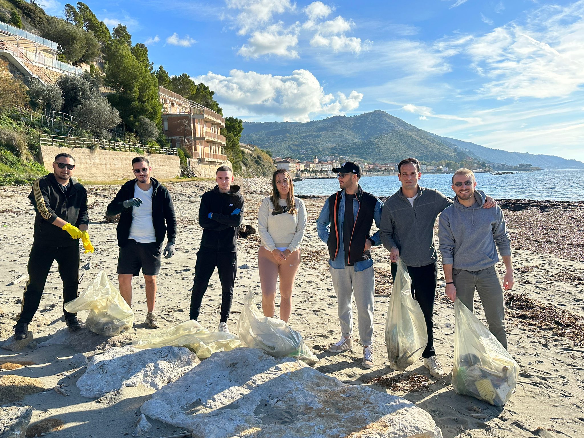 Montecorice, giovani volontari impegnati per la pulizia delle spiagge