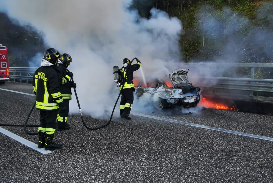 Auto in fiamme sull’Autostrada A2, tra Petina e Polla: salvi gli occupanti