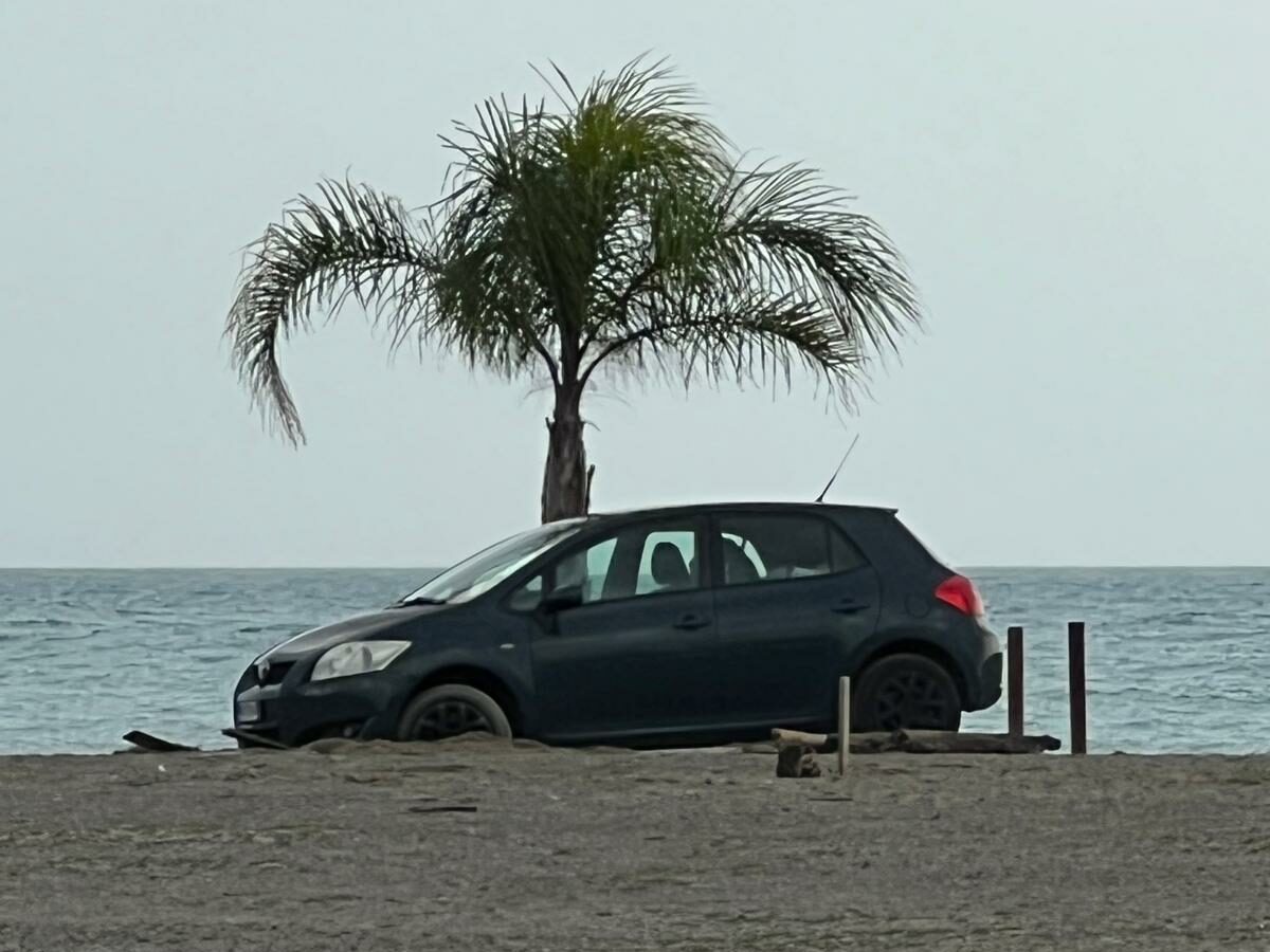 Marina di Camerota, si avventura con l’auto in spiaggia e rimane bloccato nella sabbia: turista soccorso