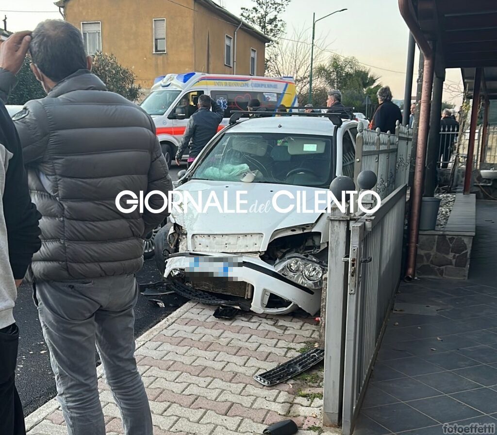 Omignano Scalo, schianto in pieno centro: sul posto ambulanza e carabinieri