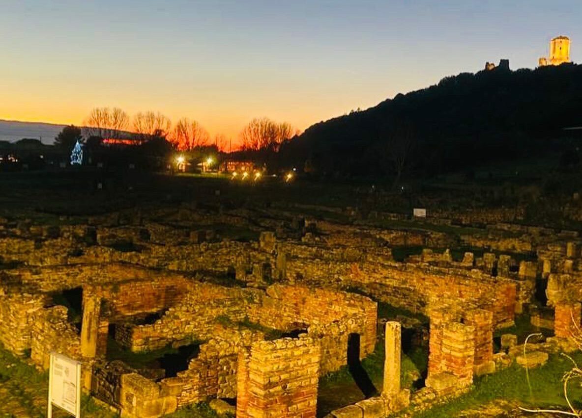 Aperture serali nel parco archeologico: a Velia passeggiata sotto le stelle e laboratori per i piccoli