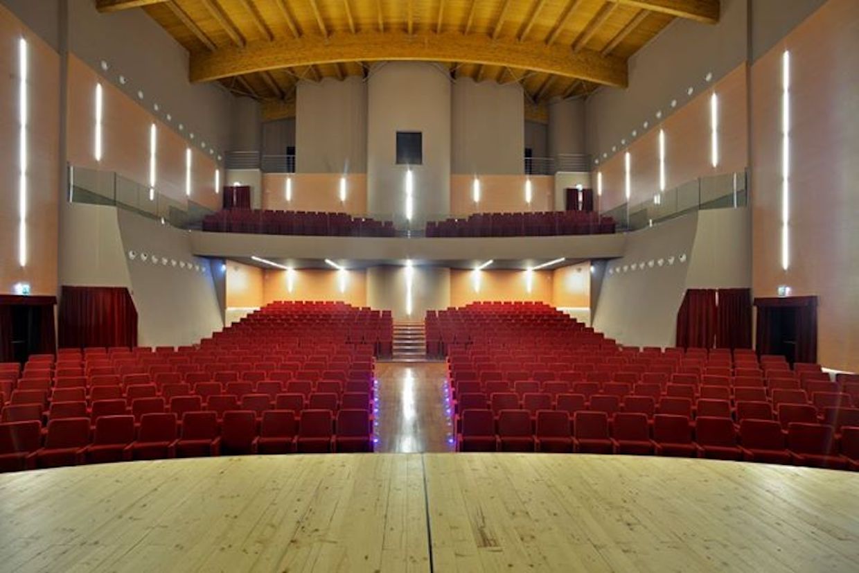 Vallo della Lucania, problemi tecnici al teatro Leo de Berardinis: spettacolo dell’Aureli rinviato