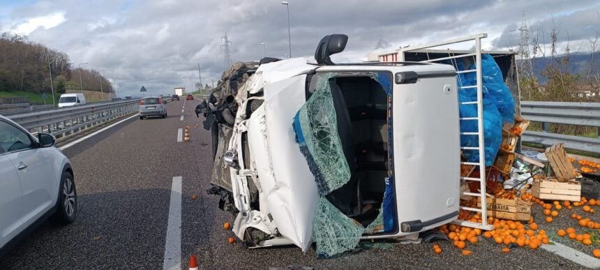 Furgone carico di frutta si ribalta sull’autostrada A2: due feriti