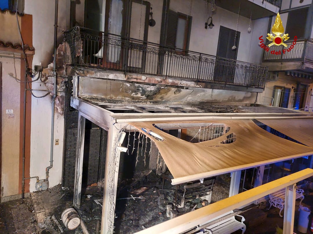A fuoco il dehors di un bar nel salernitano, distrutti tavoli e e sedie | FOTO