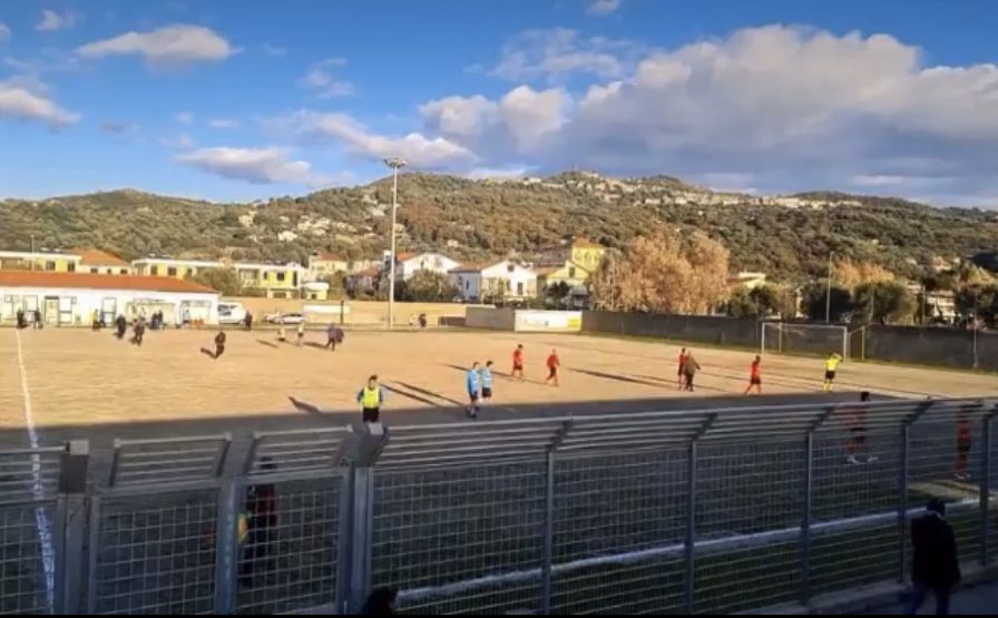 Cilento, scontri tra tifosi: bottigliate e spintoni. Partita sospesa