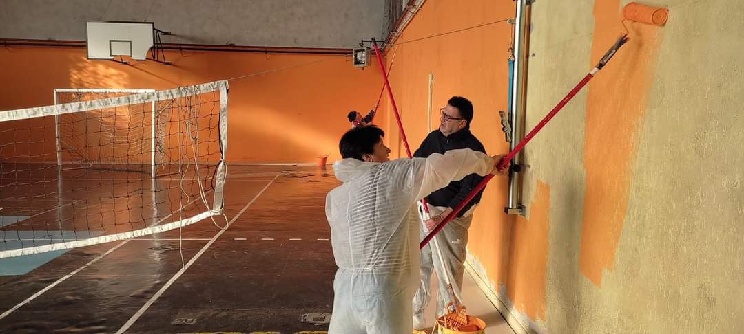 Sala Consilina, da prof a imbianchini per tinteggiare la palestra della scuola