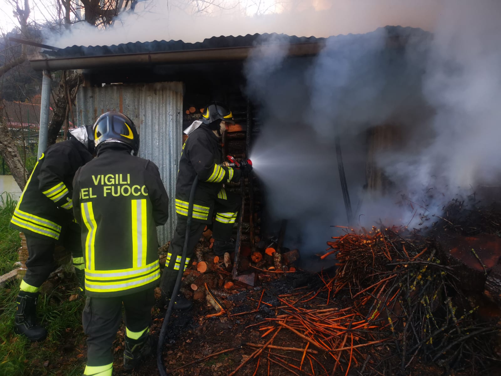 Paura a Teggiano, incendio distrugge fienile: salvi animali