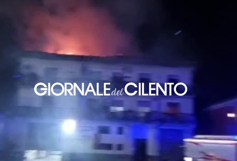 Sala Consilina, in fiamme sottotetto di una palazzina