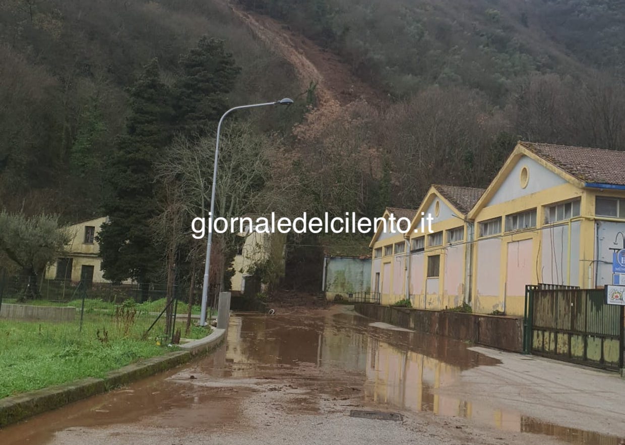 Maltempo, frana tra Sant’Arsenio e San Pietro al Tanagro