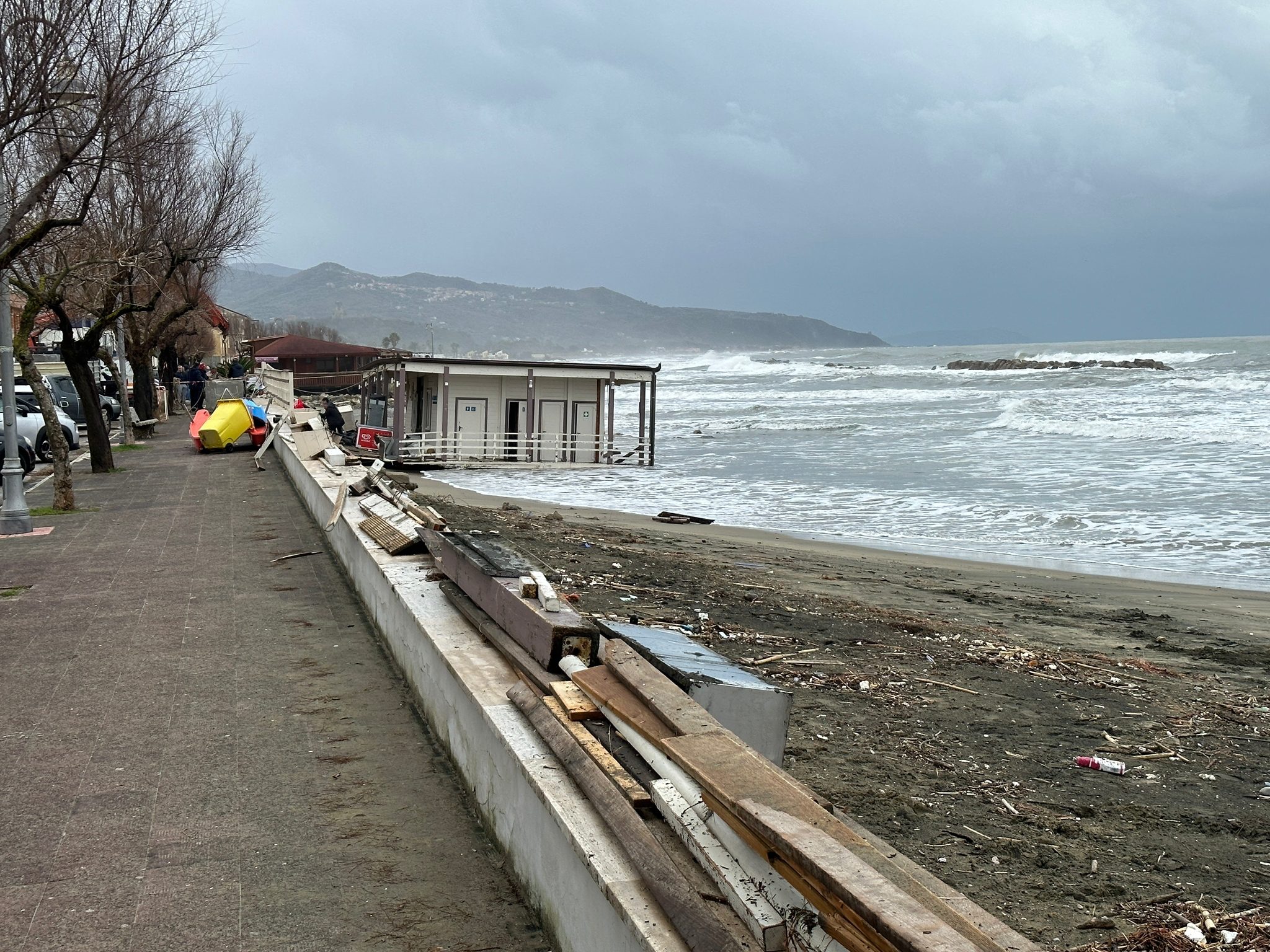 Furia del mare spazza via lido a Casal Velino, Fiba Campania: «Solidarietà a imprenditori»