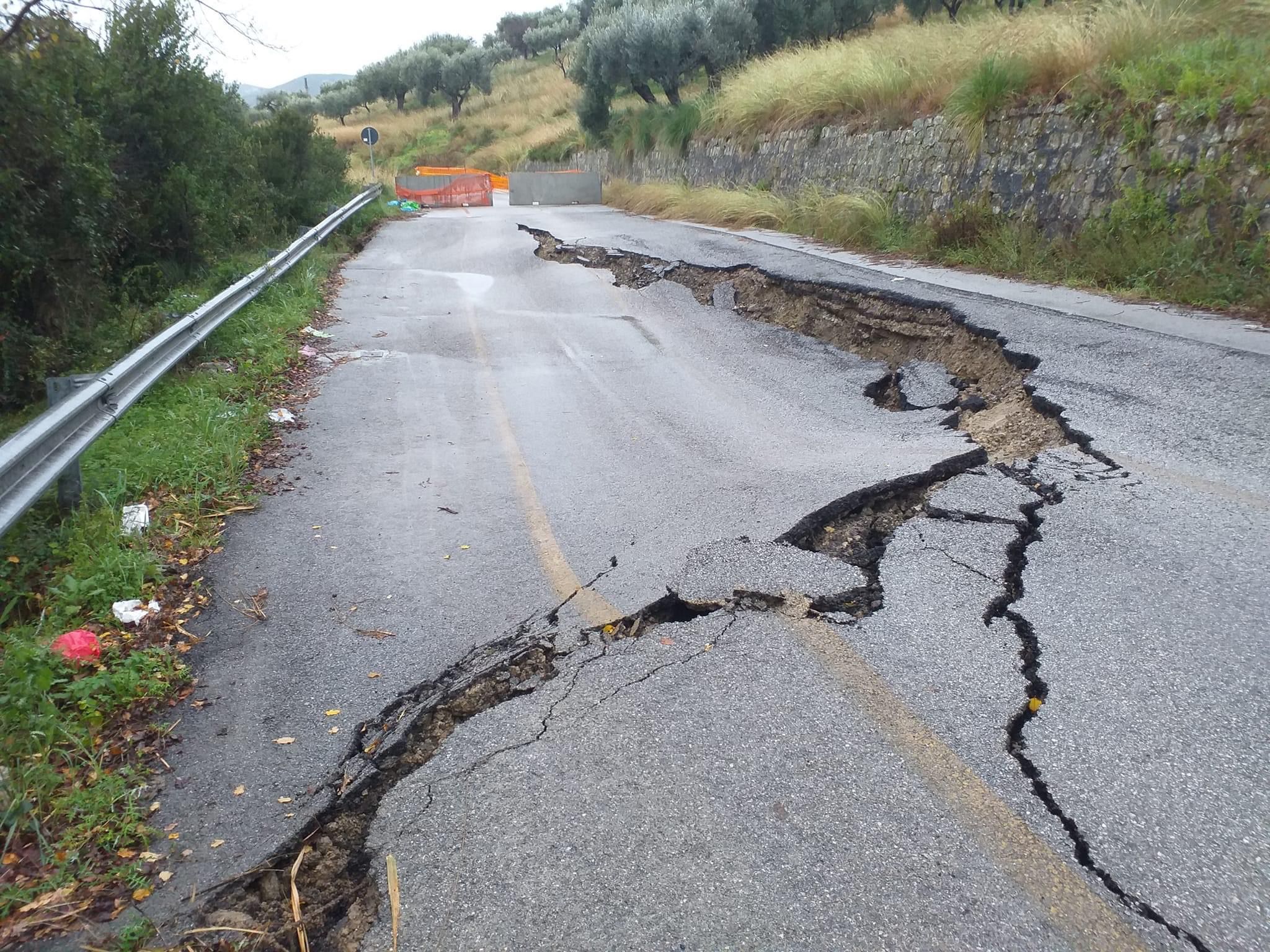 Il Cilento si sbriciola: frana lungo la strada provinciale 45, tra Agropoli e Torchiara