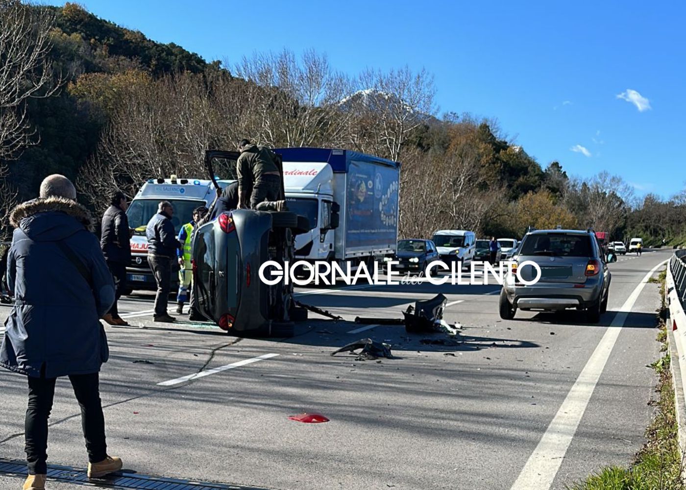 Policastro, scontro sulla strada Cilentana. Un ferito estratto dall’auto