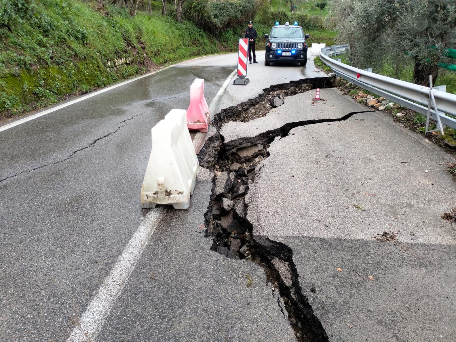 Frana causa chiusura strada statale 166 degli Alburni