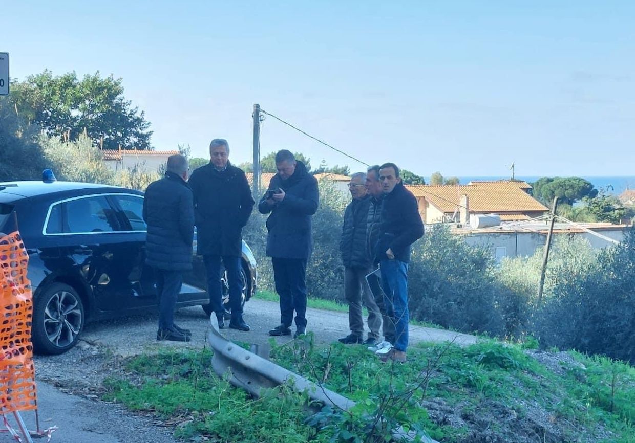 Castellabate, sopralluogo presidente Provincia Alfieri sulla frana di via del Mare