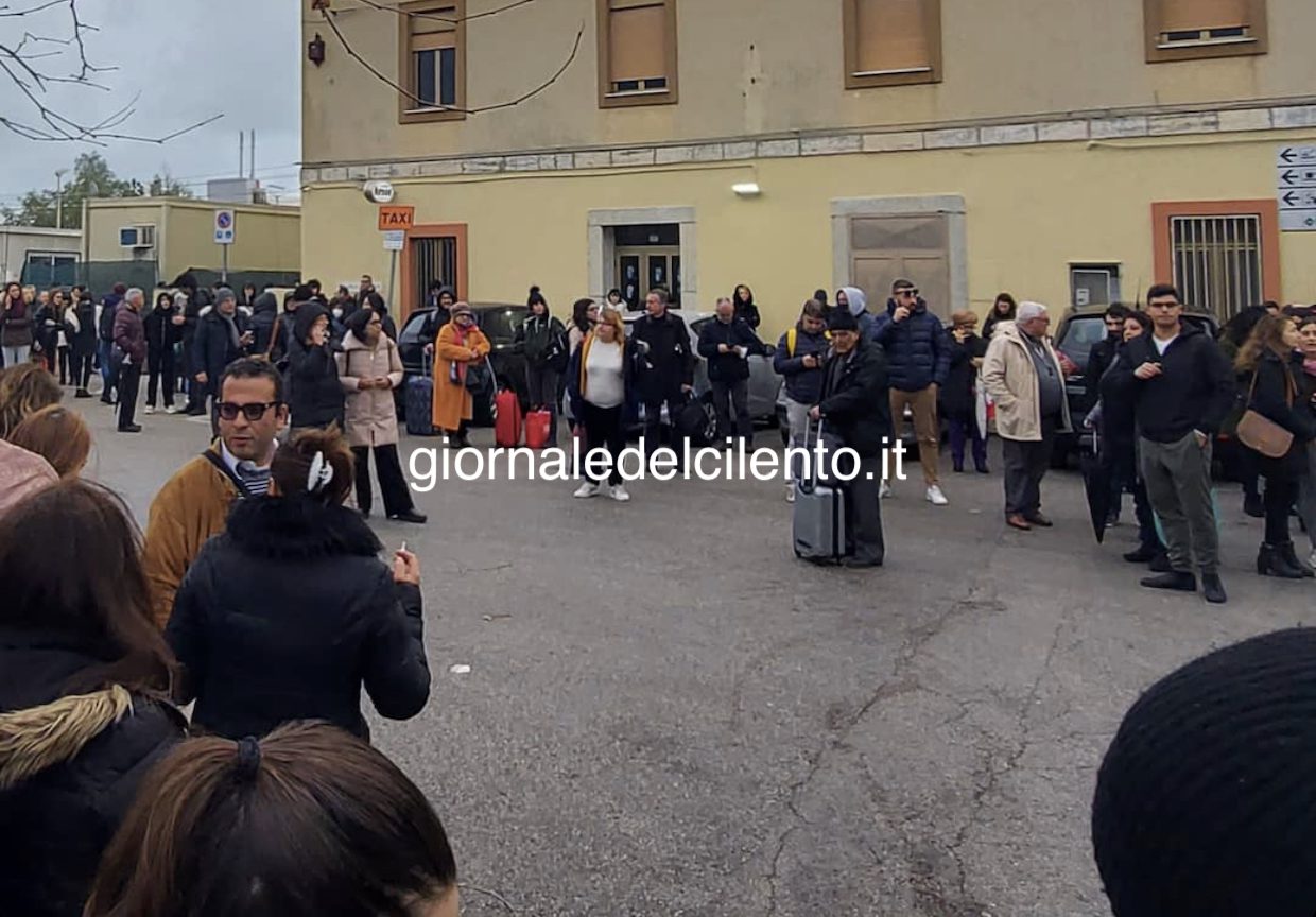 Danni su linea ferroviaria, treni dal Cilento bloccati: pronti bus sostitutivi