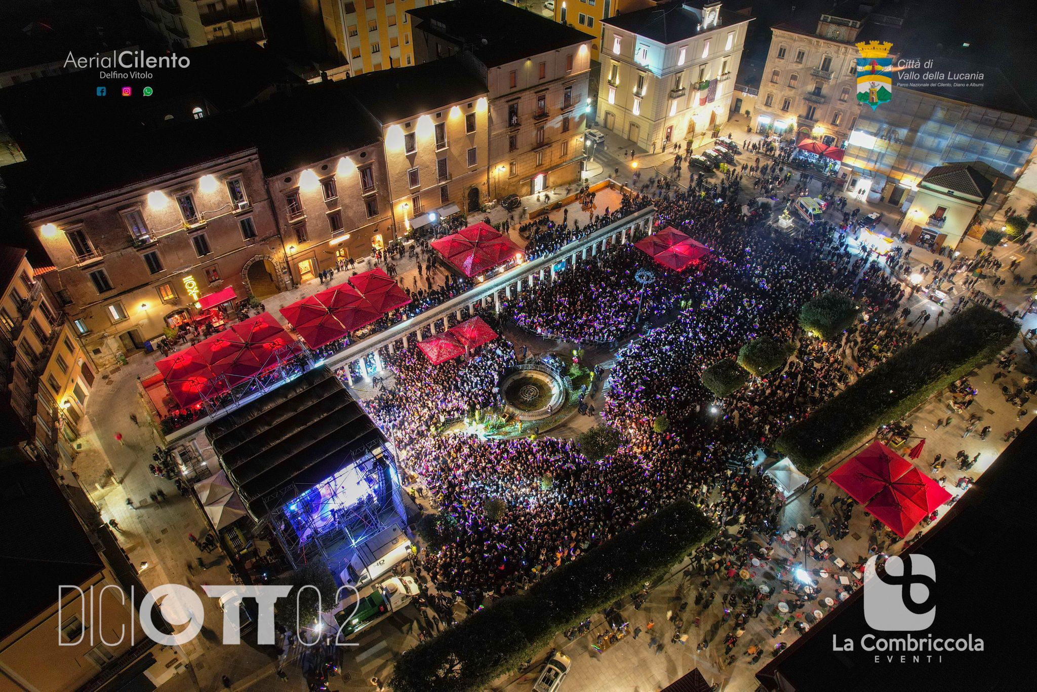 Vallo della Lucania, la piazza invasa per la notte bianca con «Nostalgia 90»: un successo incredibile