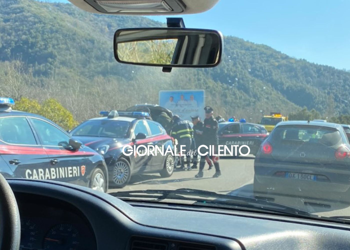 Forza un posto di blocco e sperona un’auto dei carabinieri: 51enne serbo arrestato sulla Cilentana