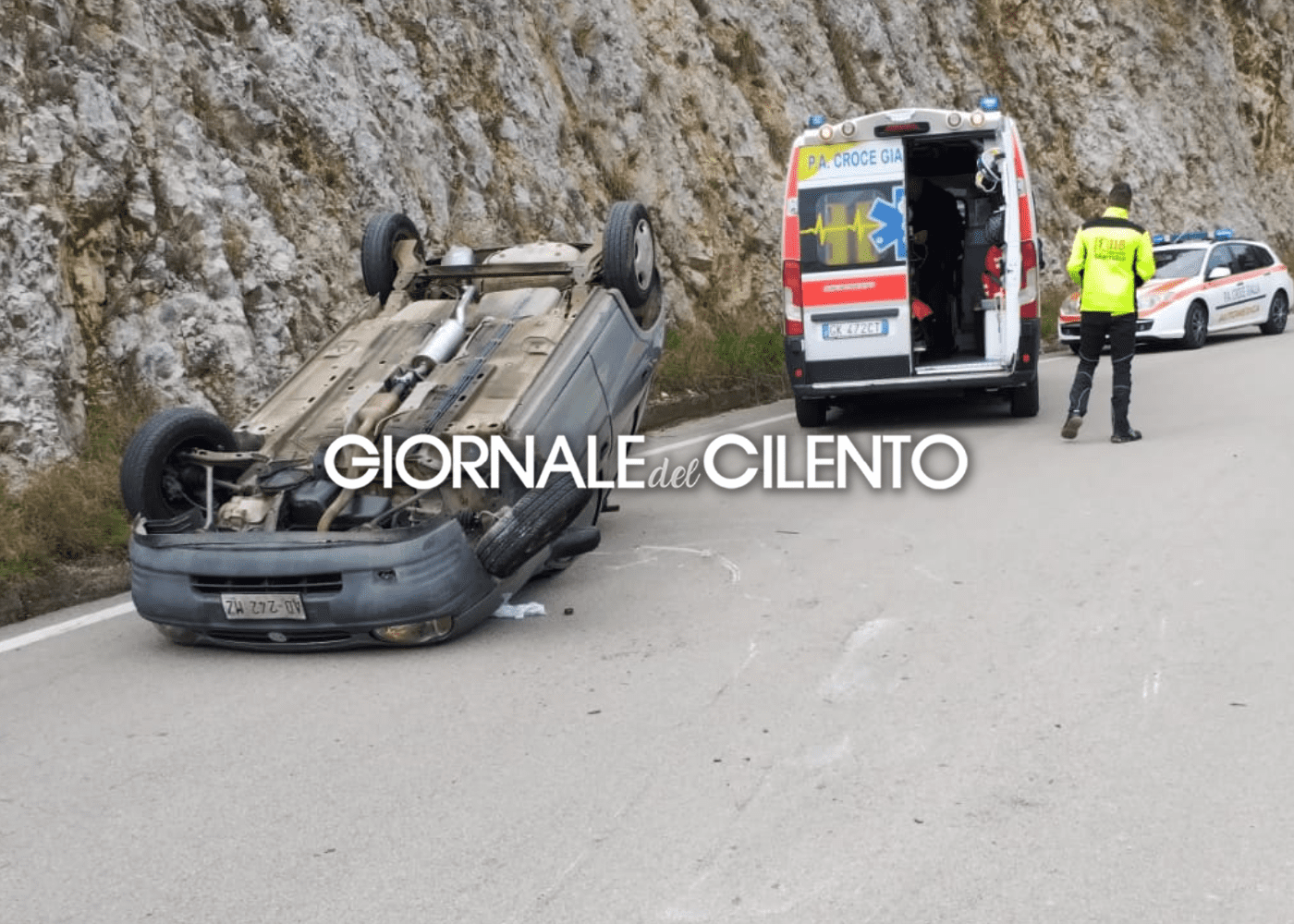 Camerota, auto si ribalta: ferita 70enne