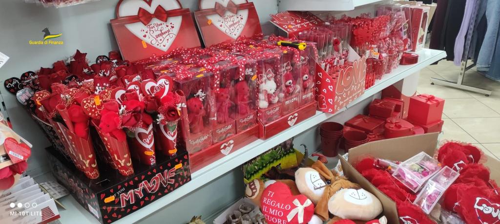 Accessori e gadget per San Valentino illegali: scatta il sequestro nel Vallo di Diano