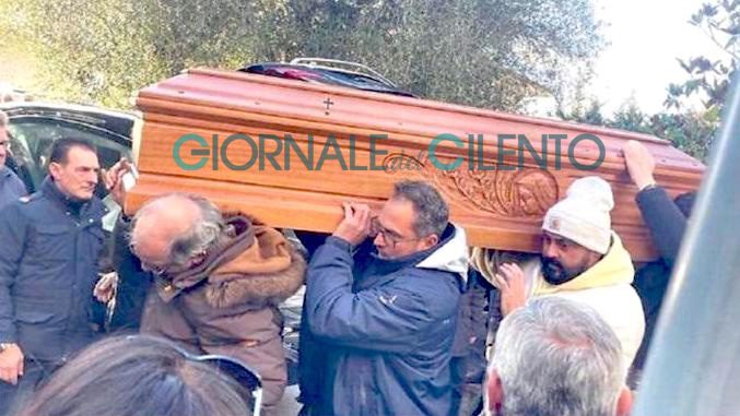 Ascea: lacrime e dolore per l’ultimo saluto a Ferdinando, morto schiacciato a 38 anni