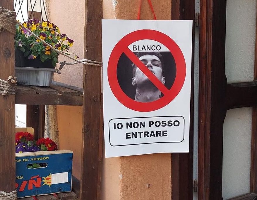 Blanco distrugge rose a Sanremo, fioraio di Camerota «vieta» ingresso al cantante