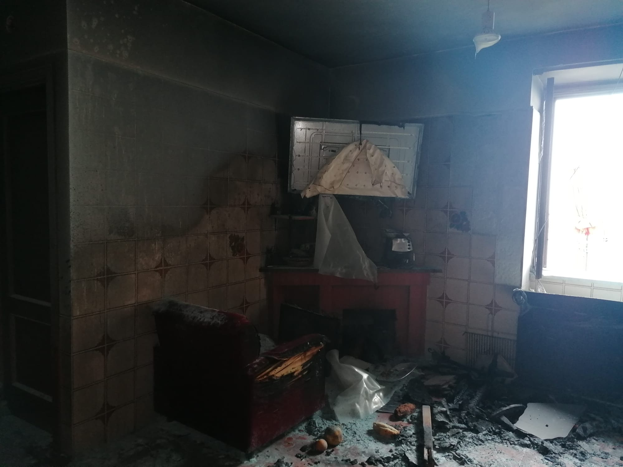 Le immagini dell’incendio in un’abitazione di Centola: due donne salvate dalle fiamme
