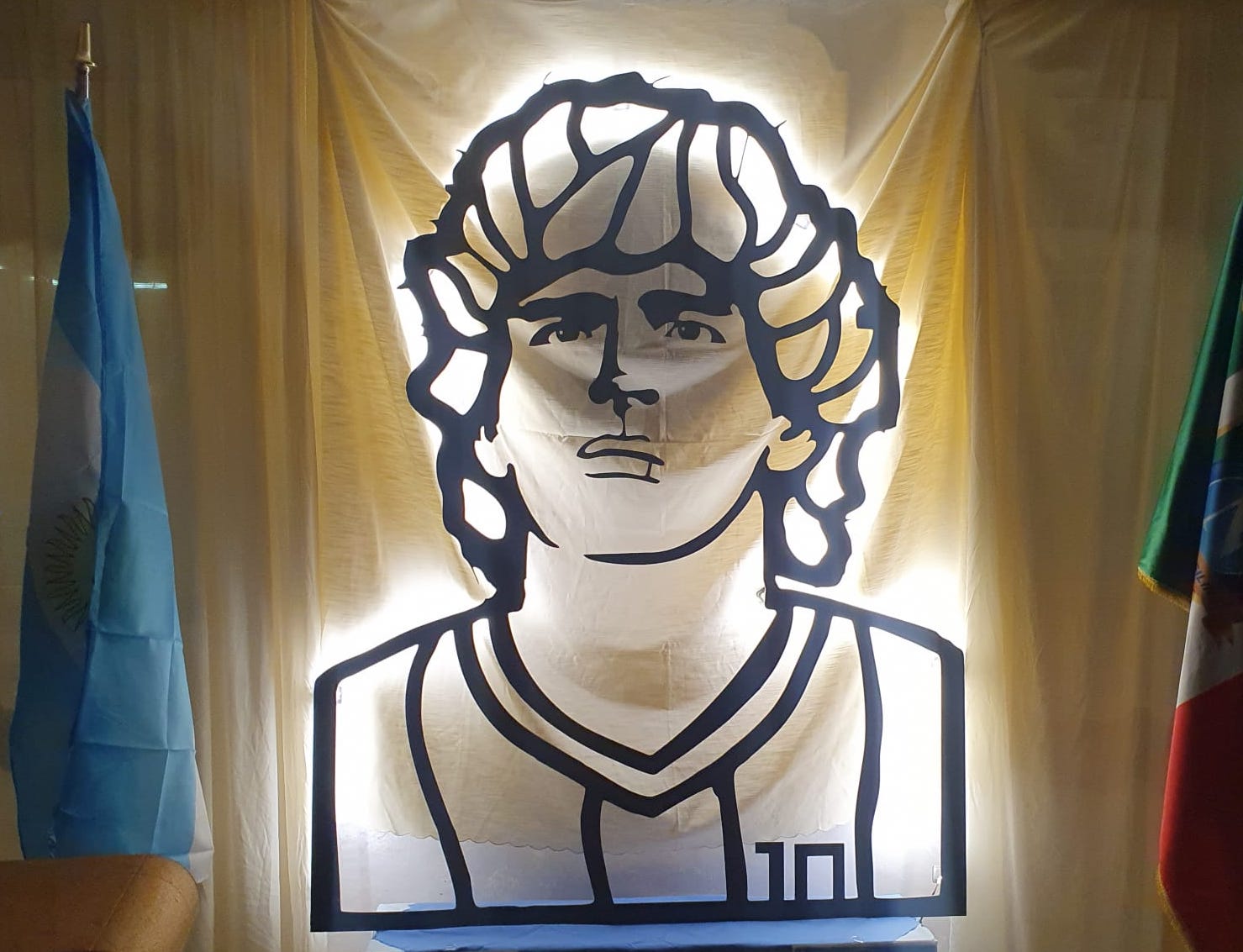 «Diego Iluminado», consegnata al Club Napoli Sala Consilina l’opera dell’artista Alejandro Marmo