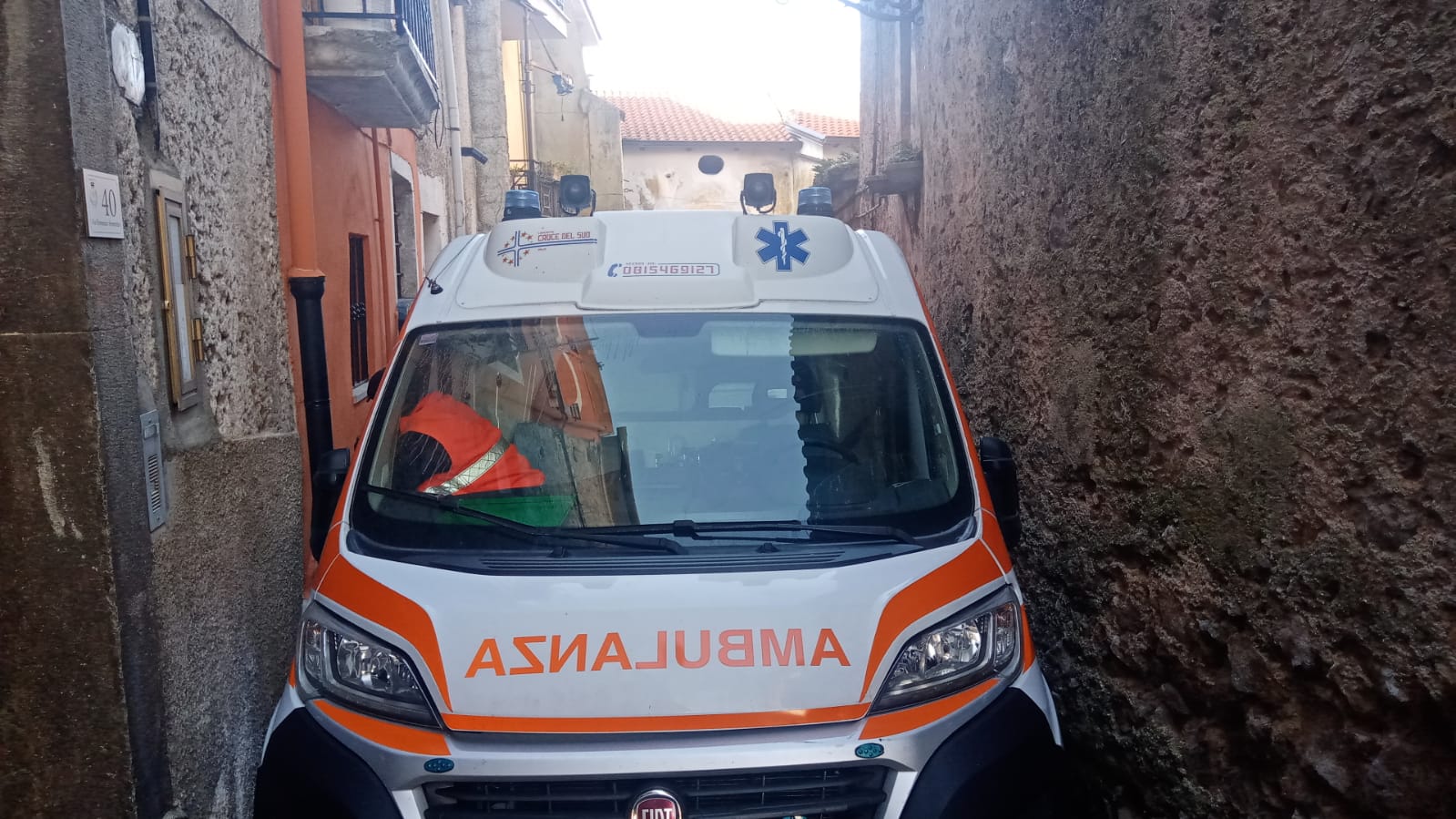 Polla, ambulanza resta incastrata nel centro storico: conducente tradito dal navigatore