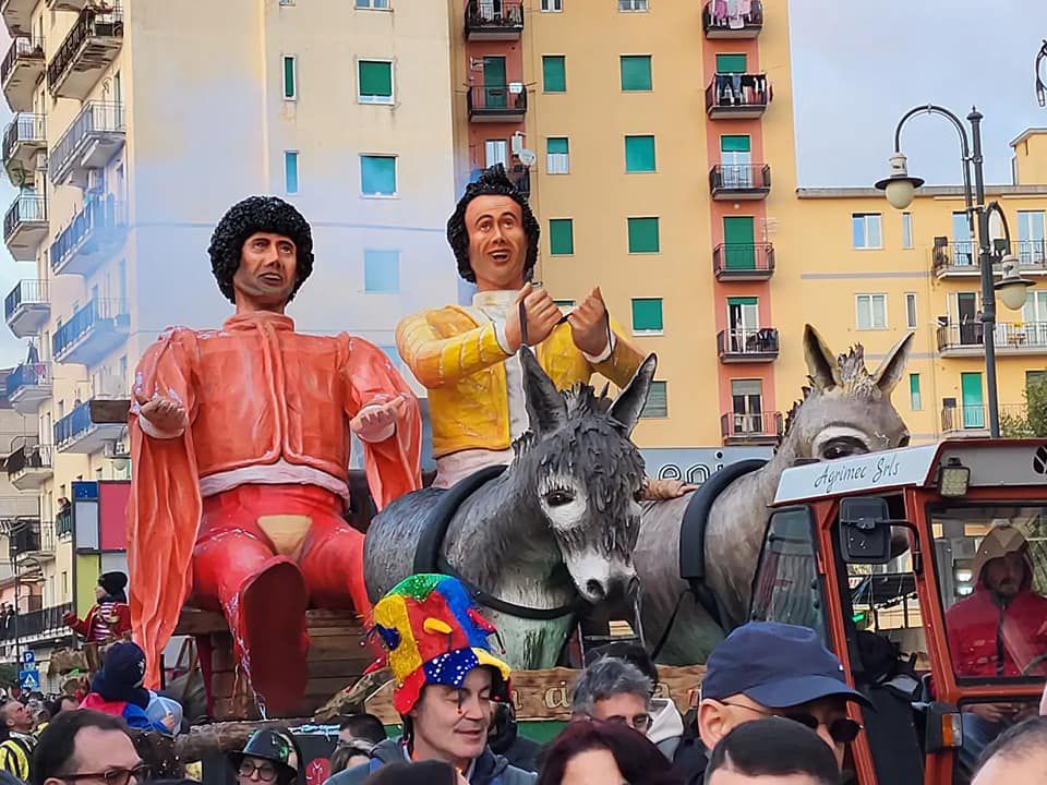 Successo alla 50ima edizione del Carnevale di Agropoli: carro vincitore dedicato a Massimo Troisi