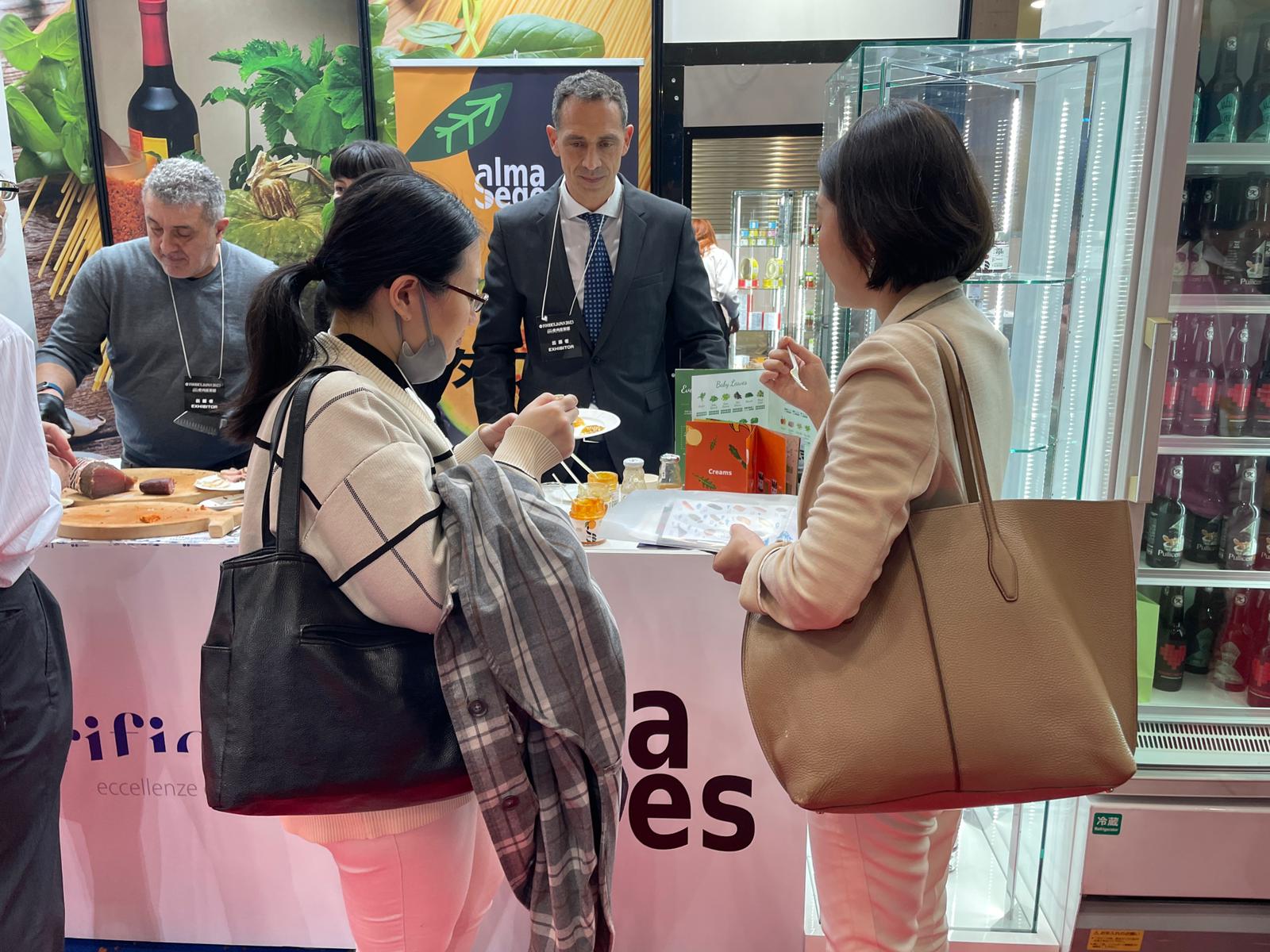 Giapponesi pazzi per la crema di zucca della piana del Sele: Alma Seges conquista i visitatori del Foodex 