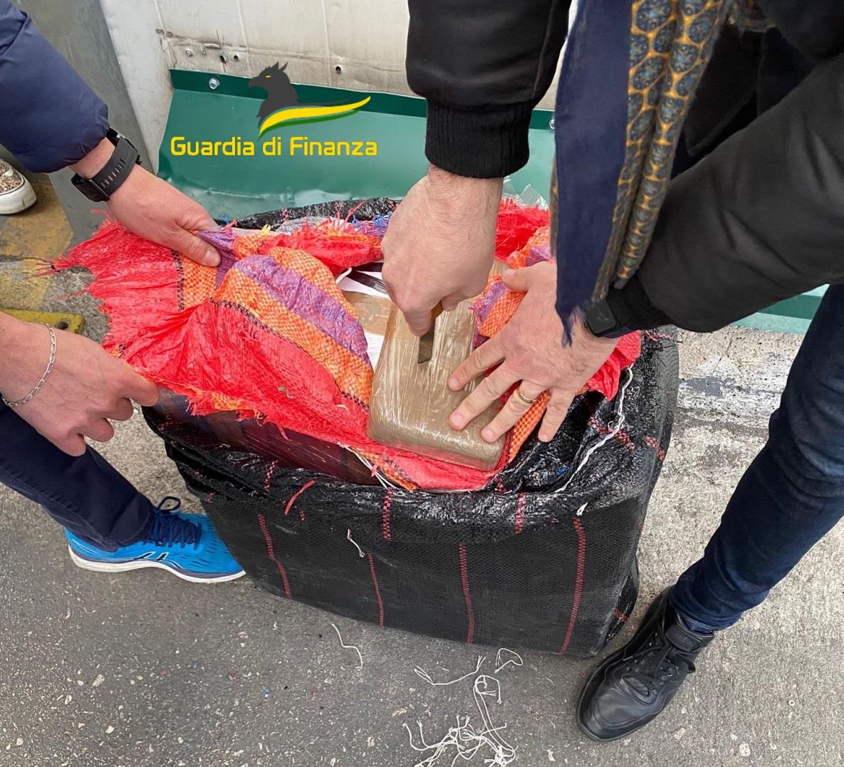 Sequestrati 219 chili di cocaina al porto: avrebbero fruttato 40 milioni di euro alla malavita