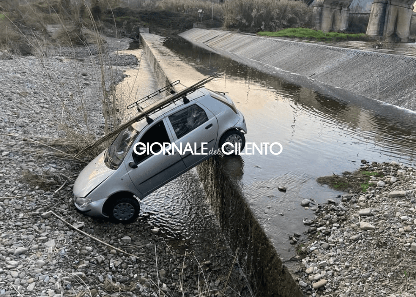 Omignano, auto sbanda e finisce nel fiume