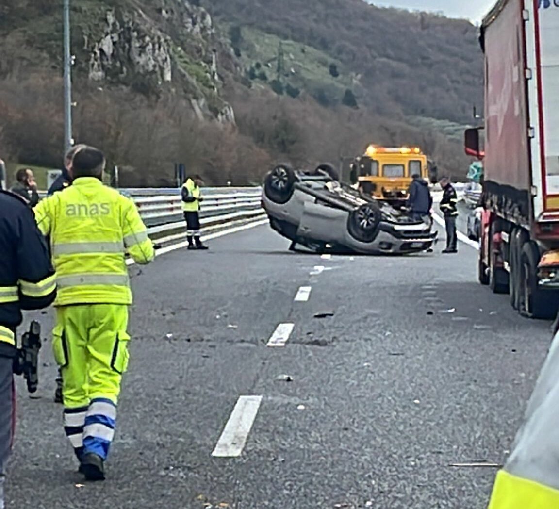 Atena Lucana, auto si ribalta sull’autostrada: un ferito