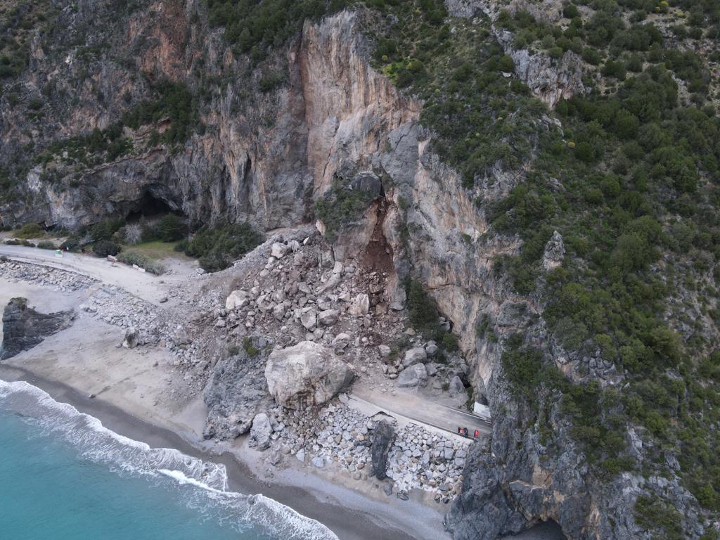 Le foto dall’alto dell’esplosione e crollo della roccia sulla strada del Mingardo