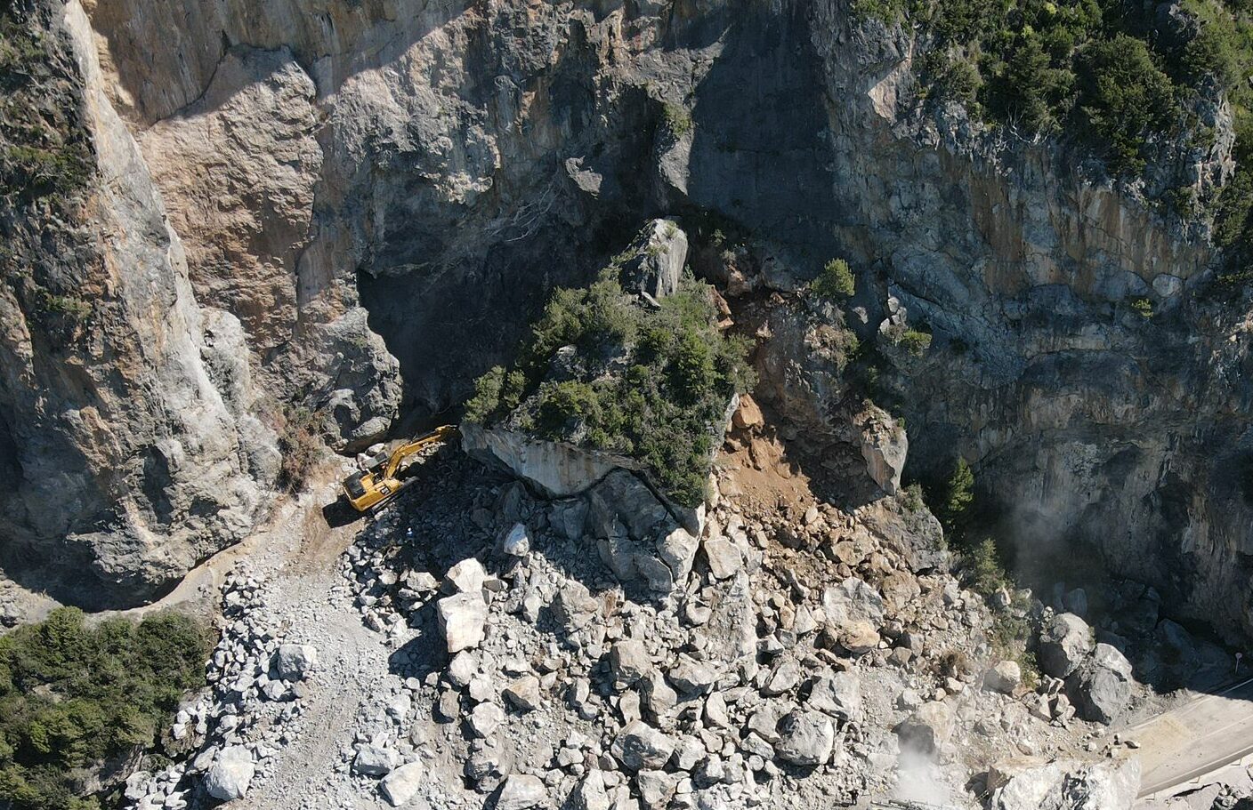 Camerota, strada del Mingardo: si ipotizza la rimozione di un’altra parte della frana